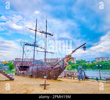 UMAN, UKRAINE - 16. JUNI 2021: Spielplatz der Schwarzen Perle mit hölzernem Piratenschiff am Ostashiv-Ufer, am 16. Juni in Uman, Ukraine Stockfoto