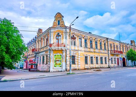 UMAN, UKRAINE - 16. JUNI 2021: Schäbiges historisches Gebäude im Stadtzentrum, am 16. Juni in Uman, Ukraine Stockfoto