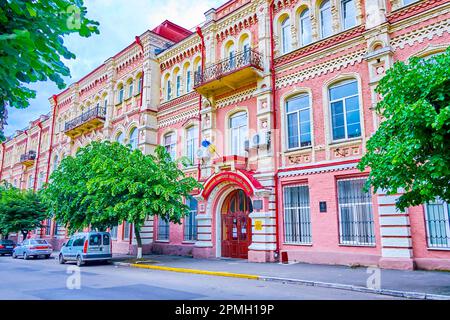 UMAN, UKRAINE - 16. JUNI 2021: Haupteingang zur pädagogischen Universität, am 16. Juni in Uman, Ukraine Stockfoto