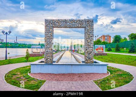 UMAN, UKRAINE - 16. JUNI 2021: Der moderne Brunnen in Form des Bogens am Ostashiv-Ufer, am 16. Juni in Uman, Ukraine Stockfoto