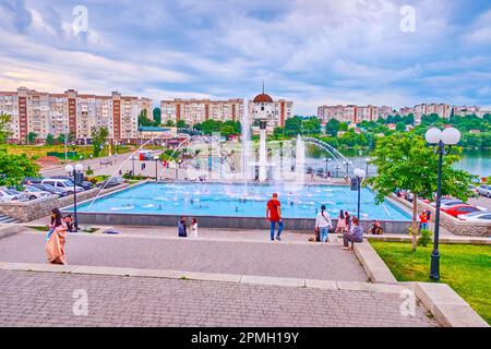 UMAN, UKRAINE - 16. JUNI 2021: Treppen des Taras Shevchenko Parks und des tanzenden Springbrunnens „Perle der Liebe“, am 16. Juni in Uman, Ukraine Stockfoto