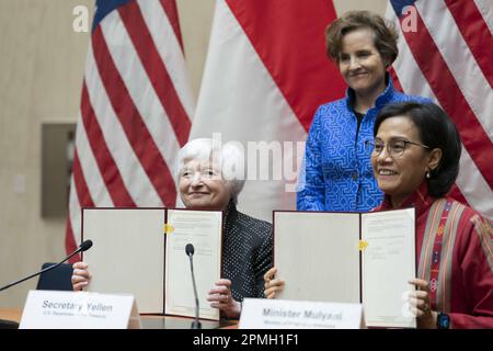 Finanzministerin Janet Yellen und der indonesische Finanzminister Sri Mulyani haben während der Frühjahrstagung 2023 der Weltbank und des Internationalen Währungsfonds am Sitz des IWF in Washington am Mittwoch, den 13. April 2023, zusammen mit der indonesischen Regierung einen Infrastruktur- und Finanzzuschuss in Höhe von $649 Mio. Die fünfjährige Finanzhilfe zwischen der Millennium Challenge Corporation (MCC) der US-Regierung und der indonesischen Regierung soll Indonesiens Wirtschaftswachstum und klimaresistente Infrastruktur unterstützen. Foto: Bonnie Cash/UPI Stockfoto