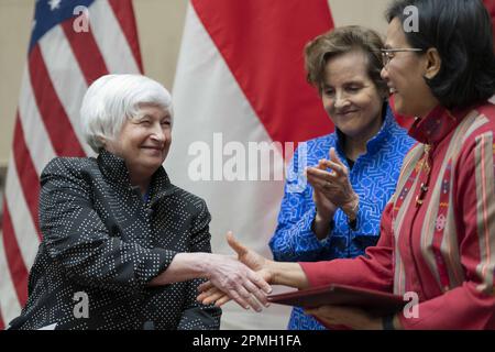 Finanzminister Janet Yellen und der indonesische Finanzminister Sri Mulyani haben sich die Hand gegeben, nachdem sie am Mittwoch, den 13. April 2023, bei den Frühjahrstreffen der Weltbank und des Internationalen Währungsfonds 2023 am Sitz des IWF in Washington, DC, einen Infrastruktur- und Finanzzuschuss in Höhe von $649 Millionen Dollar mit der indonesischen Regierung unterzeichnet hatten. Die fünfjährige Finanzhilfe zwischen der Millennium Challenge Corporation (MCC) der US-Regierung und der indonesischen Regierung soll Indonesiens Wirtschaftswachstum und klimaresistente Infrastruktur unterstützen. Foto: Bonnie Cash/UPI Stockfoto