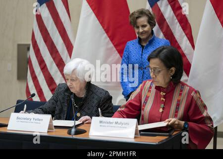Alice Albright, CEO der Millennium Challenge Corporation, sieht als Finanzministerin Janet Yellen und indonesischer Finanzminister Sri Mulyani bei den Frühjahrstreffen der Weltbank und des Internationalen Währungsfonds im IWF-Hauptquartier 2023 mit der indonesischen Regierung einen Infrastruktur- und Finanzzuschuss in Höhe von $649 Millionen US-Dollar unterzeichnen Am Mittwoch, den 13. April 2023, in Washington D.C. Die fünfjährige Finanzhilfe zwischen der Millennium Challenge Corporation (MCC) der US-Regierung und der indonesischen Regierung soll Indonesiens Wirtschaftswachstum und klimaresistente Infrastruktur unterstützen. Foto von Bonni Stockfoto