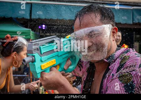 Bangkok, Bangkok, Thailand. 13. April 2023. Ein Mann wird am ersten Tag von Songkran bei einem massiven Wasserkampf in Bangkoks Khao San Road mit einem Wasserstrahl ins Gesicht geschossen. Dies ist das erste Wasserfestival seit 2019, bei dem die normalen Feierlichkeiten aufgrund der Coronavirus-Pandemie für 4 Jahre eingeschränkt werden. (Kreditbild: © Adryel Talamantes/ZUMA Press Wire) NUR REDAKTIONELLE VERWENDUNG! Nicht für den kommerziellen GEBRAUCH! Stockfoto