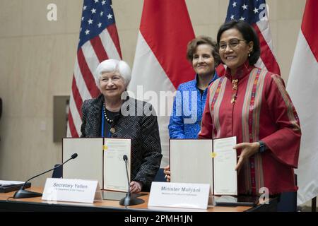 Finanzministerin Janet Yellen und der indonesische Finanzminister Sri Mulyani haben während der Frühjahrstagung 2023 der Weltbank und des Internationalen Währungsfonds am Sitz des IWF in Washington am Mittwoch, den 13. April 2023, zusammen mit der indonesischen Regierung einen Infrastruktur- und Finanzzuschuss in Höhe von $649 Mio. Die fünfjährige Finanzhilfe zwischen der Millennium Challenge Corporation (MCC) der US-Regierung und der indonesischen Regierung soll Indonesiens Wirtschaftswachstum und klimaresistente Infrastruktur unterstützen. Foto: Bonnie Cash/UPI Stockfoto