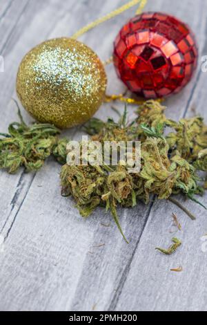 Nahaufnahme von Marihuana-Knospen und weihnachtsbällen im Hintergrund Stockfoto