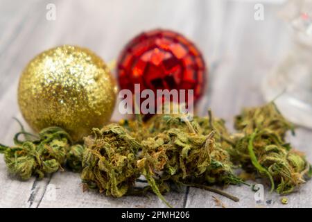 Nahaufnahme von Marihuana-Knospen und weihnachtsbällen im Hintergrund Stockfoto