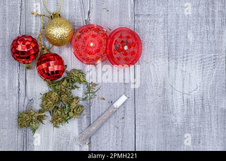 Nahaufnahme von Marihuana-Knospen und weihnachtsbällen Stockfoto