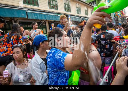 Bangkok, Bangkok, Thailand. 13. April 2023. Am ersten Tag von Songkran tanzen und schießen sich die Feiernden auf Bangkoks berühmtem Rucksacktouristenziel Khao San Road mit Wasserpistolen. Dies ist das erste Wasserfestival seit 2019, bei dem die normalen Feierlichkeiten aufgrund der Coronavirus-Pandemie für 4 Jahre eingeschränkt werden. (Kreditbild: © Adryel Talamantes/ZUMA Press Wire) NUR REDAKTIONELLE VERWENDUNG! Nicht für den kommerziellen GEBRAUCH! Stockfoto