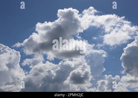 Wolken schweben am Himmel, Kalkutta, Indien Stockfoto