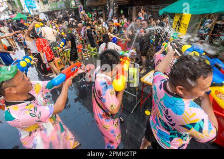 Bangkok, Bangkok, Thailand. 13. April 2023. Am ersten Tag von Songkran genießen sich die Feiernden in einer großen Wasserschlacht auf Bangkoks berühmtem Backpacker-Reiseziel Khao San Road. Dies ist das erste Wasserfestival seit 2019, bei dem die normalen Feierlichkeiten aufgrund der Coronavirus-Pandemie für 4 Jahre eingeschränkt werden. (Kreditbild: © Adryel Talamantes/ZUMA Press Wire) NUR REDAKTIONELLE VERWENDUNG! Nicht für den kommerziellen GEBRAUCH! Stockfoto