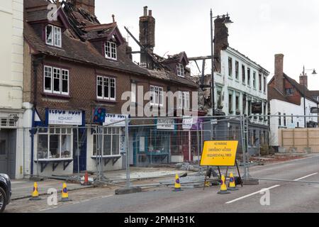 Die Hauptstraße A286, A272 durch Midhurst, West Sussex, ist aufgrund eines Brandes, der das Angel Hotel und drei angrenzende Geschäfte zerstörte, im April 2023 geschlossen Stockfoto
