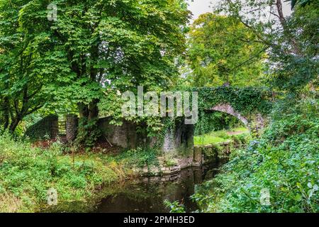 Steinbrücke über dem Kanal Stockfoto