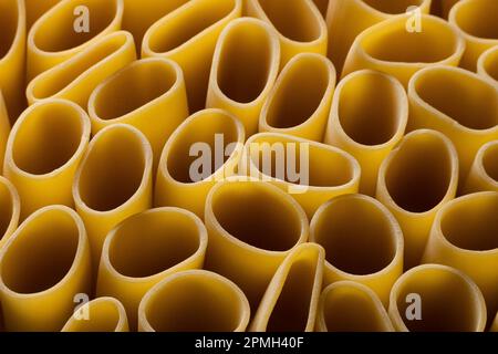 Nahaufnahme von trockener Pasta, Lebensmittelmuster Stockfoto