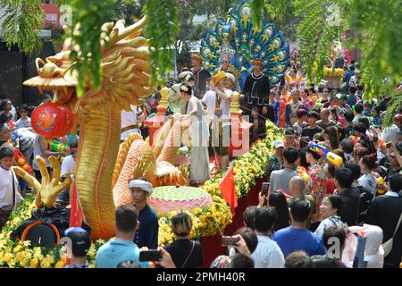 Bangkok, Thailand. 13. April 2023. Besucher besuchen den Wasserkampf zur Feier des Songkran Festivals in Bangkok, Thailand, 13. April 2023. Das Songkran Festival, das traditionelle thailändische Neujahr, wird von Donnerstag bis Samstag gefeiert, bei dem die Menschen ihre Grüße ausdrücken, indem sie sich gegenseitig mit Wasser bespritzen. Kredit: Rachen Sageamsak/Xinhua/Alamy Live News Stockfoto