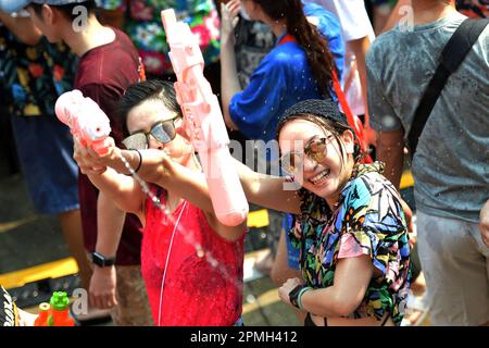 Bangkok, Thailand. 13. April 2023. Besucher besuchen den Wasserkampf zur Feier des Songkran Festivals in Bangkok, Thailand, 13. April 2023. Das Songkran Festival, das traditionelle thailändische Neujahr, wird von Donnerstag bis Samstag gefeiert, bei dem die Menschen ihre Grüße ausdrücken, indem sie sich gegenseitig mit Wasser bespritzen. Kredit: Rachen Sageamsak/Xinhua/Alamy Live News Stockfoto