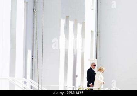 US-Präsident Joe Biden spaziert mit Sabina Higgins am dritten Tag seines Besuchs auf der Insel Irland in Aras an Uachtarain im Phoenix Park, Dublin. Bilddatum: Mittwoch, 12. April 2023. Stockfoto