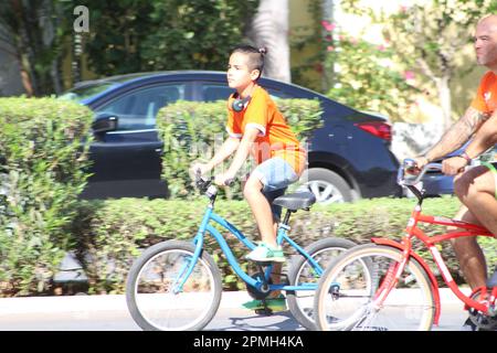 MERIDA, MEXIKO - 30. OKTOBER 2016 Radfahren am Sonntag auf dem Paseo de Montejo - Junge in orangefarbenem Hemd Stockfoto