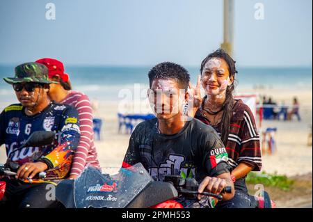 April 13 2023 - Thung Wua Laen Beach - Chumphon Gegend: Menschenmassen feiern Songkran, thailändisches Neujahr, indem sie sich mit bunten Wasser oder Gemälden spritzen Stockfoto