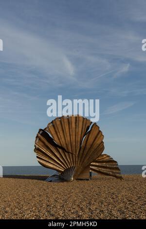 British Artist, Maggi Hamblings' Scallop Skulptur am Aldeburgh Beach in England. Das Werk ist eine Hommage an den Komponisten Benjamin Britten. Kredit: SMP News Stockfoto