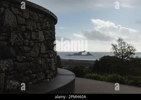 Blick auf St. Michael's Mount von den Tremenheere Sculpture Gardens am 30. Oktober 2022 in Penzance in England. Kredit: SMP News Stockfoto