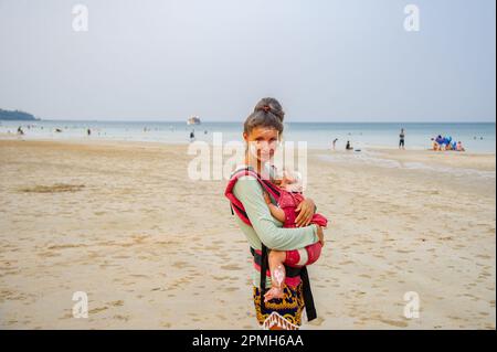 April 13 2023 - Thung Wua Laen Beach - Chumphon Gegend: Menschenmassen feiern Songkran, thailändisches Neujahr, indem sie sich mit bunten Wasser oder Gemälden spritzen Stockfoto