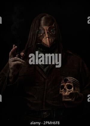 Erlöser der Welt Salvador mundi Mein eigenes Umdenken über Leonardo DaVinci Gemälde Pest Arzt in Krähenmaske mit Raucherpfeife und Schädel Stockfoto
