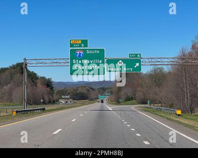 highway-Schild auf der I-77 South, in der Nähe von Mount Airy, North Carolina, USA Stockfoto