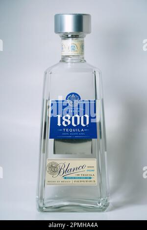 New York, NY - 12. April 2023 : 1800 Tquila Reserva Silver große 1750 ml Flasche isoliert auf weißem Hintergrund. Stockfoto