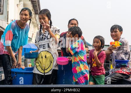 Nong Khai, Thailand. 13. April 2023. Die Einheimischen feiern das Songkran Festival in der Provinz Nong Khai, Thailand, am 13. April 2023. Das Songkran Festival, das traditionelle thailändische Neujahr, wird von Donnerstag bis Samstag gefeiert, bei dem die Menschen ihre Grüße ausdrücken, indem sie sich gegenseitig mit Wasser bespritzen. Kredit: Lin Hao/Xinhua/Alamy Live News Stockfoto