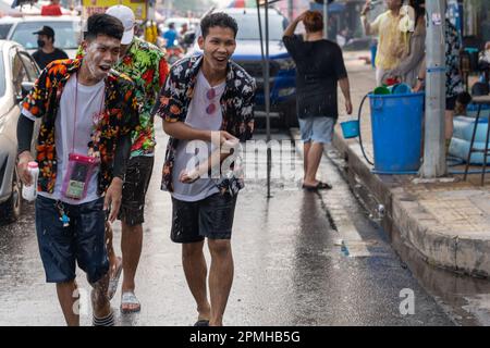 Nong Khai, Thailand. 13. April 2023. Die Einheimischen feiern das Songkran Festival in der Provinz Nong Khai, Thailand, am 13. April 2023. Das Songkran Festival, das traditionelle thailändische Neujahr, wird von Donnerstag bis Samstag gefeiert, bei dem die Menschen ihre Grüße ausdrücken, indem sie sich gegenseitig mit Wasser bespritzen. Kredit: Lin Hao/Xinhua/Alamy Live News Stockfoto