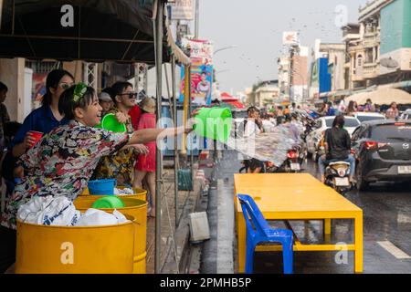 Nong Khai, Thailand. 13. April 2023. Die Einheimischen feiern das Songkran Festival in der Provinz Nong Khai, Thailand, am 13. April 2023. Das Songkran Festival, das traditionelle thailändische Neujahr, wird von Donnerstag bis Samstag gefeiert, bei dem die Menschen ihre Grüße ausdrücken, indem sie sich gegenseitig mit Wasser bespritzen. Kredit: Lin Hao/Xinhua/Alamy Live News Stockfoto