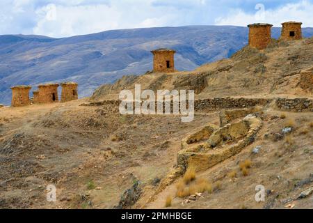 Chullpas an der archäologischen Ausgrabungsstätte Ninamarca vor der Inka, Provinz Paucartambo, Region Cusco, Peru, Südamerika Stockfoto