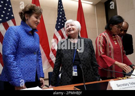 Washington, Usa. 13. April 2023. Finanzministerin Janet Yellen (C), Alice Albright, CEO der Millennium Challenge Corporation, und der indonesische Finanzminister Sri Mulyani Indrawati (R) unterzeichnen auf den Frühjahrstreffen 2023 des IWF und der Weltbank am 13. April 2023 in Washington einen indonesischen Infrastruktur- und Finanzpakt im Wert von $649 Millionen US-Dollar. Foto: Yuri Gripas/ABACAPRESS.COM Kredit: Abaca Press/Alamy Live News Stockfoto