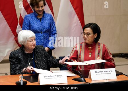 Washington, Usa. 13. April 2023. Finanzminister Janet Yellen und der indonesische Finanzminister Sri Mulyani Indrawati (R) unterzeichnen auf den Frühjahrstreffen 2023 des IWF und der Weltbank am 13. April 2023 in Washington einen indonesischen Infrastruktur- und Finanzpakt im Wert von $649 Mio. €. Foto: Yuri Gripas/ABACAPRESS.COM Kredit: Abaca Press/Alamy Live News Stockfoto