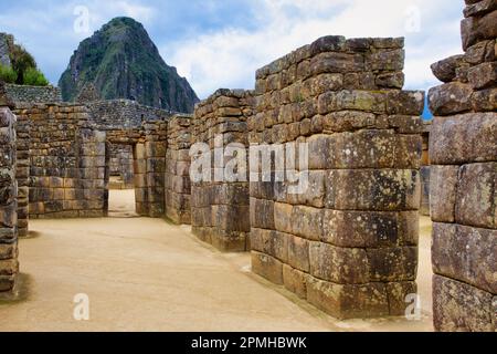 Machu Picchu, Tor in der zerstörten Stadt der Inkas mit dem Berg Huayana Picchu, den Anden von Cordillera, der Provinz Urubamba, Cusco, Peru Stockfoto