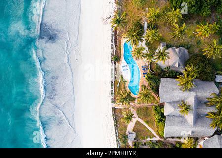 Luxusresort mit Swimmingpool an einem palmengesäumten Strand, Luftblick, Sansibar, Tansania, Ostafrika, Afrika Stockfoto