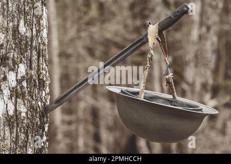 Ein alter Brodie-Armeehelm, der an einem Bajonett hängt Stockfoto