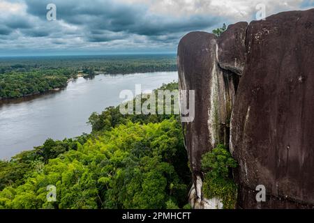 Luftaufnahme des Curimacare Rock am Casiquiare River im tiefen Süden Venezuelas, Südamerika Stockfoto