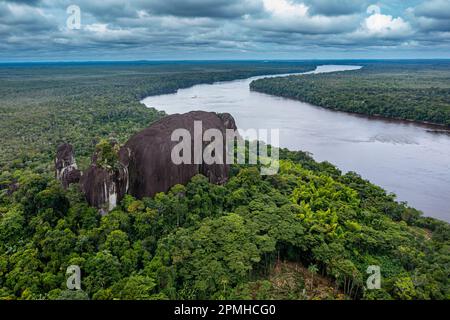 Luftaufnahme des Curimacare Rock am Casiquiare River im tiefen Süden Venezuelas, Südamerika Stockfoto
