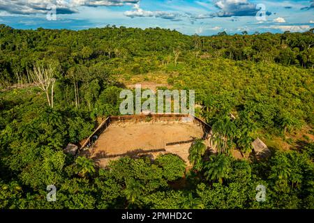 Aus der Luft eines Shabono (Yanos), der traditionellen Gemeinschaftswohnungen der Yanomami-Stämme von Südvenezuela, Venezuela, Südamerika Stockfoto