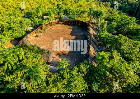 Aus der Luft eines Shabono (Yanos), der traditionellen Gemeinschaftswohnungen der Yanomami-Stämme von Südvenezuela, Venezuela, Südamerika Stockfoto