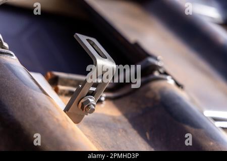 Nahaufnahme einer Montagehalterung für Solarpaneele auf einem Fliesendach Stockfoto