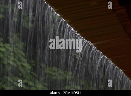 Cayenne, Frankreich. 13. April 2023. Abbildung zeigt Regen, der vom Dach strömt, während eines königlichen Besuchs zum Start der ESA-Mission „Juice“ „Jupiter Icy Moons Explorer“ vom Guayana Space Centre in Kourou, Französisch-Guayana, Frankreich, am Donnerstag, den 13. April 2023. Der Start wurde aufgrund schlechter Wetterbedingungen am Donnerstag um 24 Stunden auf Freitag verschoben. BELGA FOTO ERIC LALMAND Kredit: Belga News Agency/Alamy Live News Stockfoto