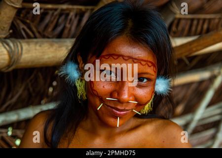 Hübsche junge Frau vom Yanomami-Stamm, Süd-Venezuela, Südamerika Stockfoto