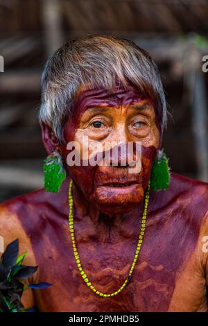 Schamanen aus dem Yanomami-Stamm, die traditionelle Heilmethoden praktizieren, Süd-Venezuela, Südamerika Stockfoto