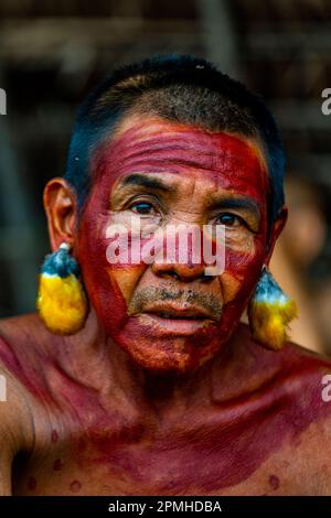 Schamanen aus dem Yanomami-Stamm, die traditionelle Heilmethoden praktizieren, Süd-Venezuela, Südamerika Stockfoto