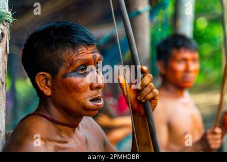 Junger Mann vom Yanomami-Stamm, Süd-Venezuela, Südamerika Stockfoto