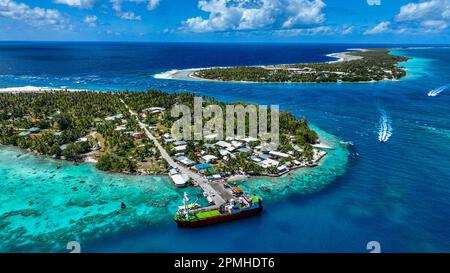 Luft des Rangiroa-Atolls und des Tiputa-Passes, Tuamotus, Französisch-Polynesien, Südpazifik, Pazifik Stockfoto